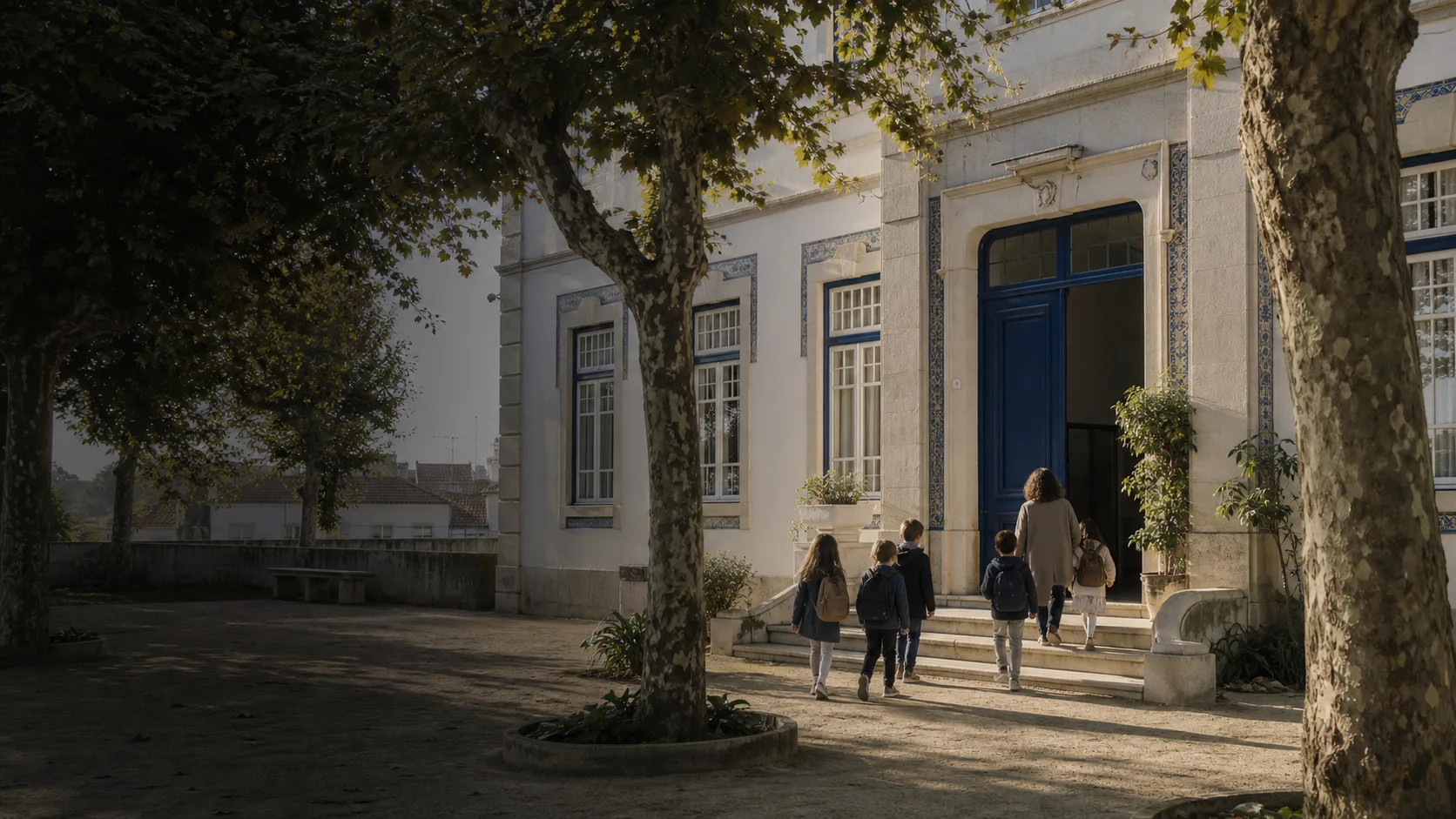 Imagem simulada de um Jardim-Escola com fachada clara, árvores maduras e crianças a entrar, usada para demonstração visual.